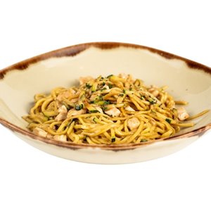 Yakisoba pollo e noci